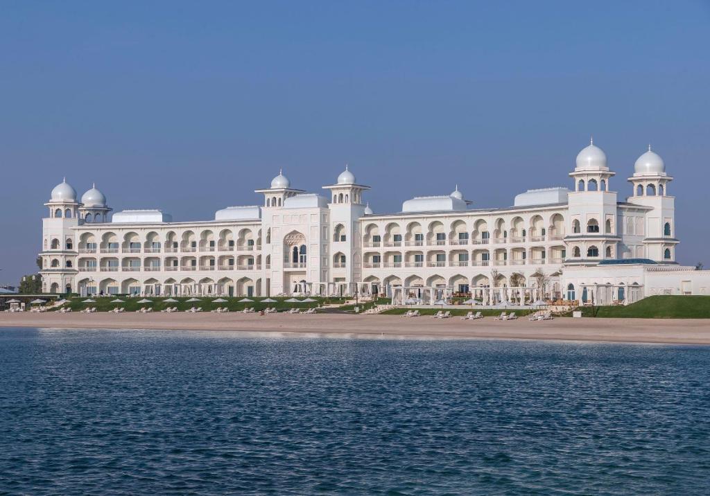 أحد منتجعات قطر على البحر المميزَّة